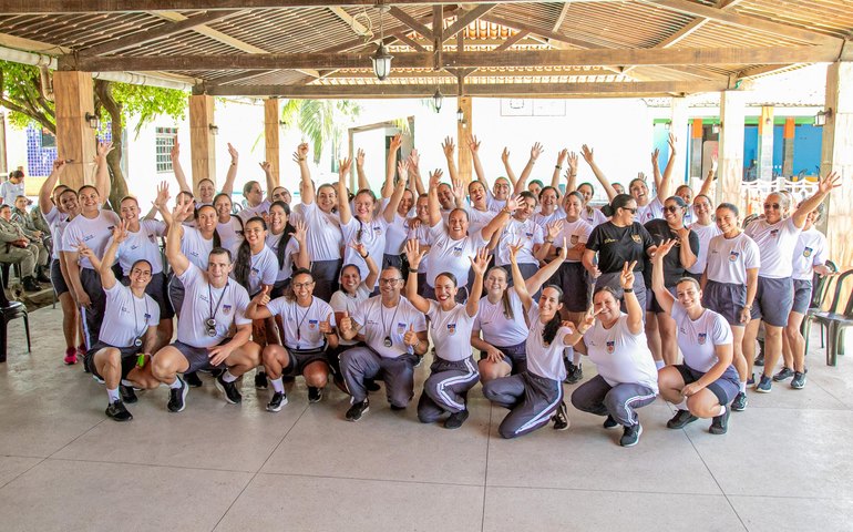  Policiais militares participam de evento festivo em comemoração ao Dia das Mães 