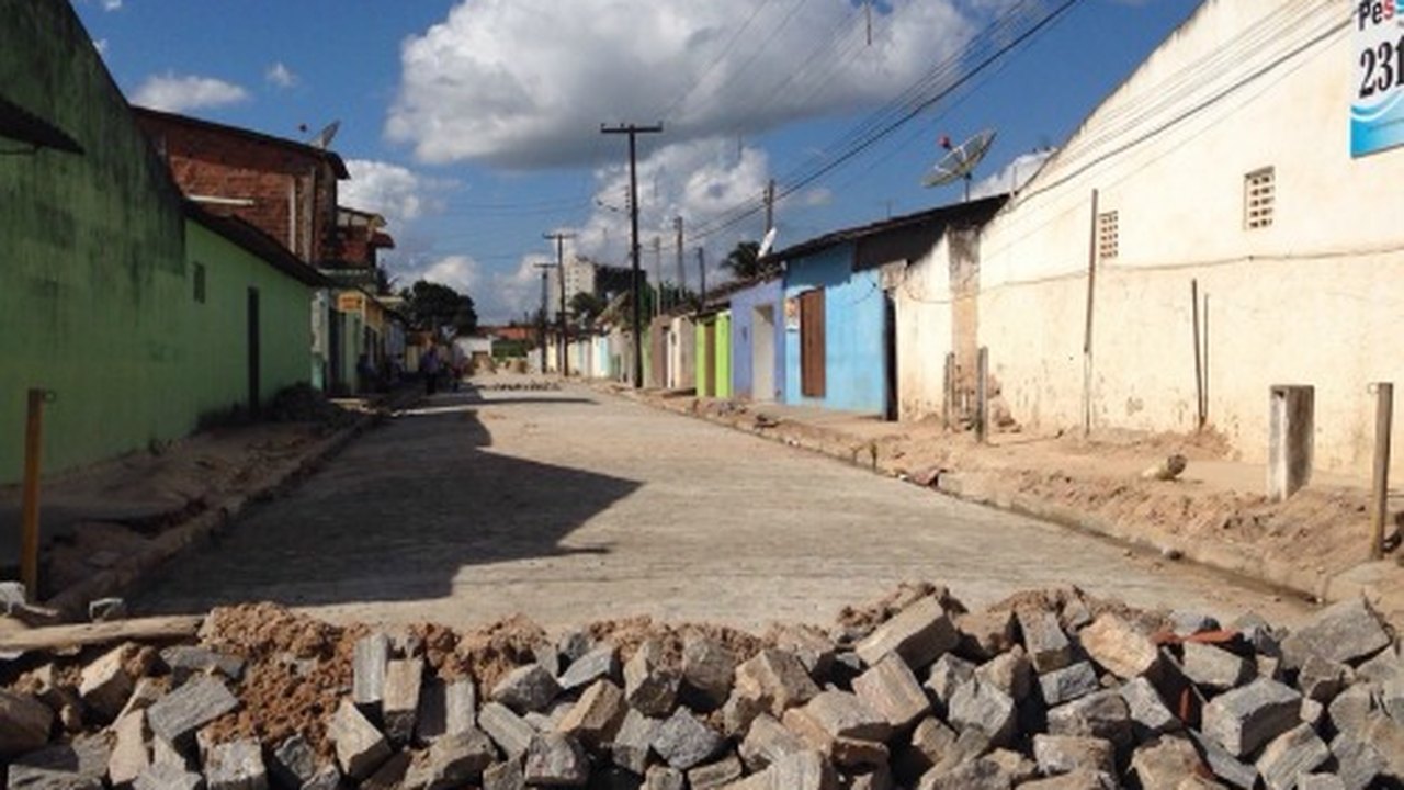 Arapiraca: Prefeitura entrega mais uma rua pavimentada no bairro Itapoã