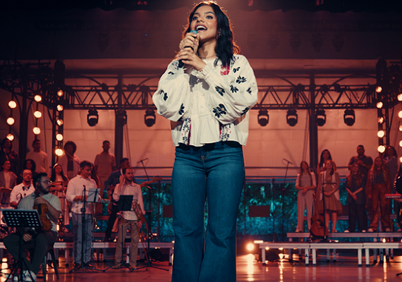 Julia Vitoria lança “Amor Infinito” e dá continuidade ao projeto gravado no Ópera de Arame