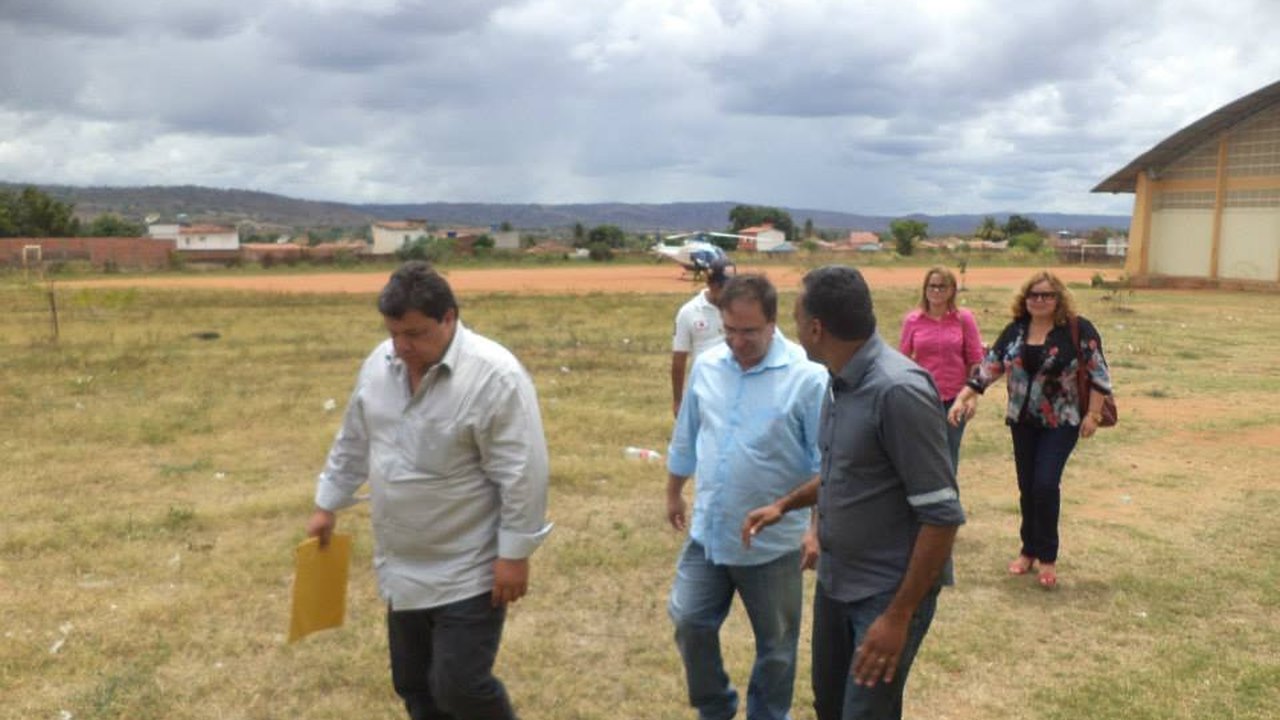 Secretário de Educação faz visita ‘de cortesia’ a Palmeira de helicóptero