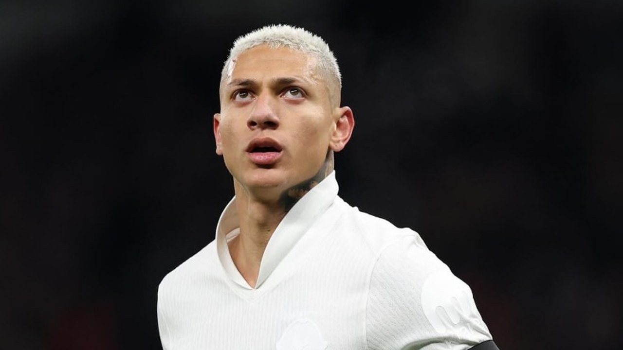 Richarlison fica fora da lista do Tottenham para Premier League e abre caminho para time turco