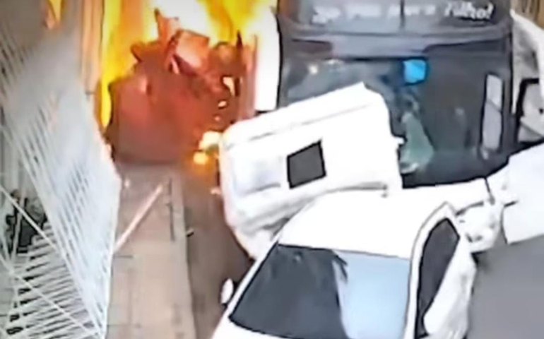 Ônibus com estudantes perde o controle e provoca incêndio em Porto Alegre; ninguém ficou ferido