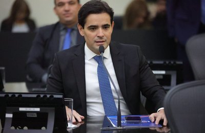 Lelo Maia cobra solução para retirada de estacionamentos na orla de Maceió