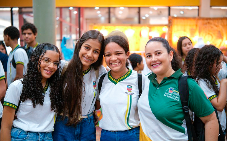 Estudantes das redes pública e privada vivenciam cultura na Bienal