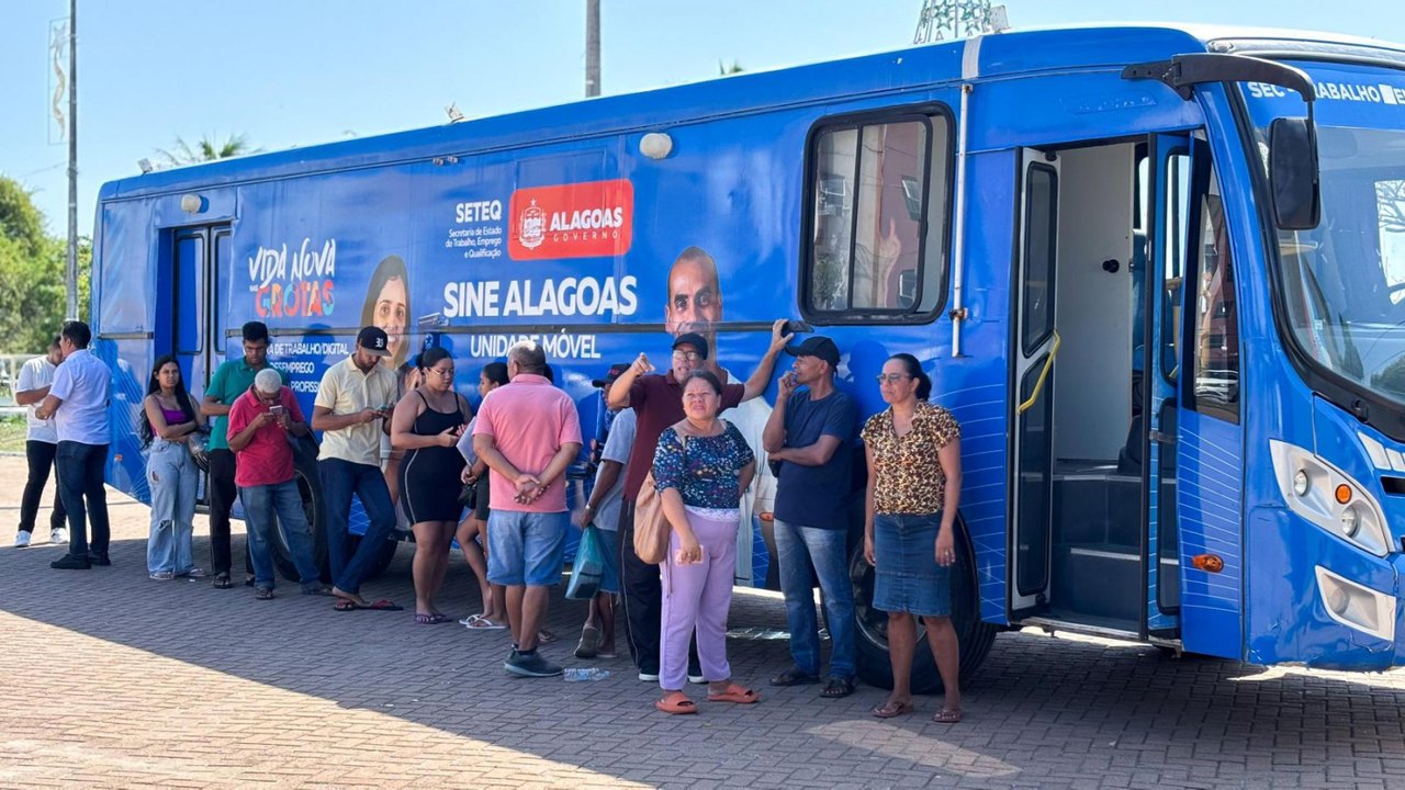 Programa social 'É a Minha Vez' realiza ação para moradores do Jacintinho