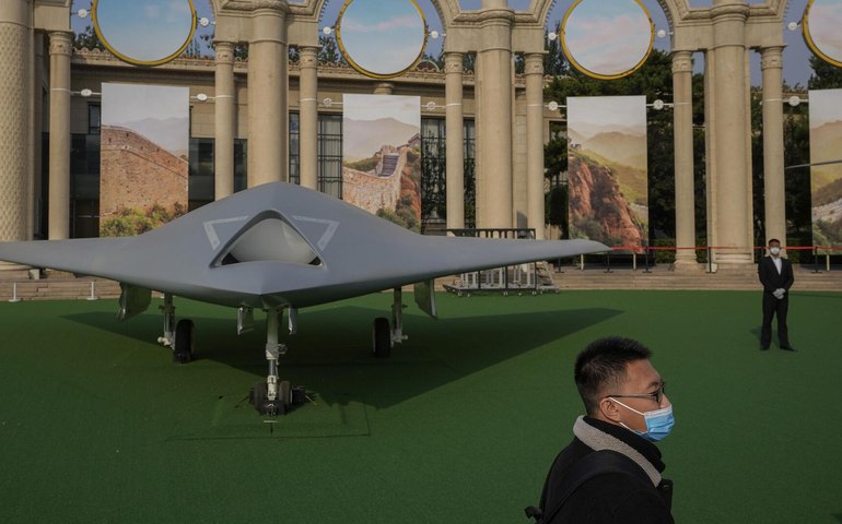 China exibe drones furtivos e cães-robôs armados em desfile militar com foco em IA, diz mídia