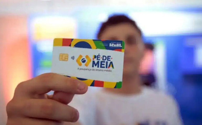 Pé-de-Meia paga incentivos a alunos nascidos em setembro e outubro
