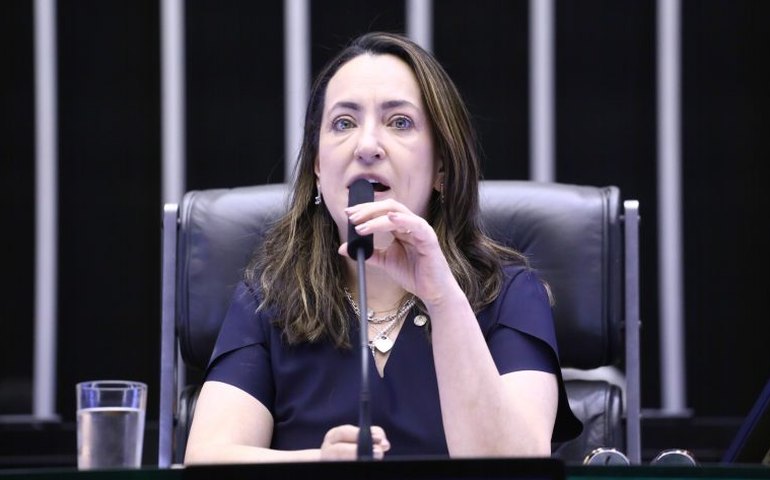 Comissão aprova projeto que permite ao fiador de contrato do Fies acessar extrato e quitar dívida