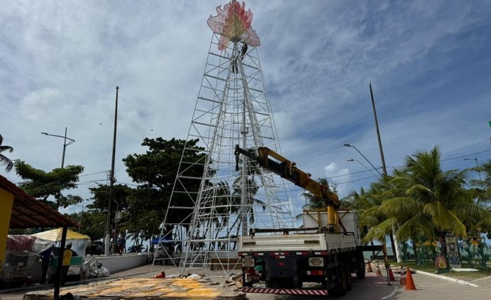 Fogueira cenográfica gigante de 24 metros está sendo instalada no Marco dos Corais para o São João Massayó 2026