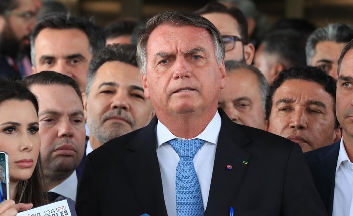 Durante entrevista, Bolsonaro afirma que discutiu estado de sítio com chefes militares Durante entrevista, Bolsonaro afirma que discutiu estado de sítio com chefes militares