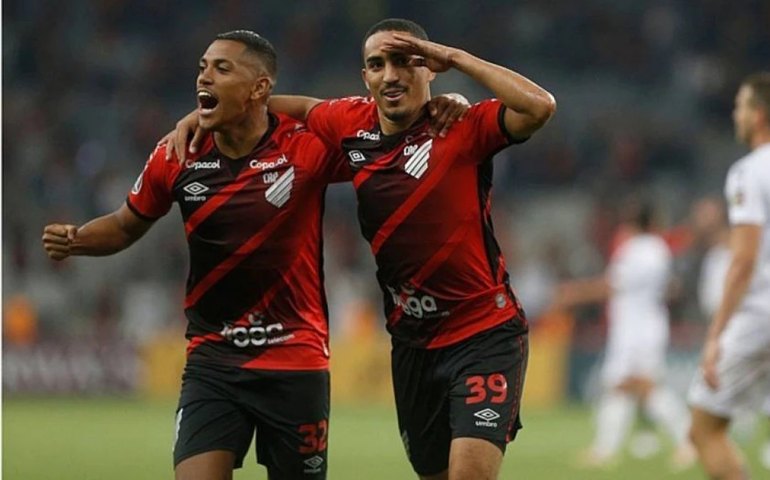 Athletico-PR goleia o Caracas e avança às oitavas da Libertadores em 2º do grupo