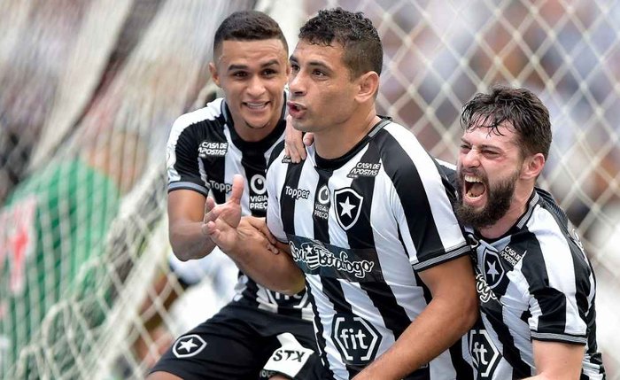 Diego Souza comemorando gol em cima do rival Vasco