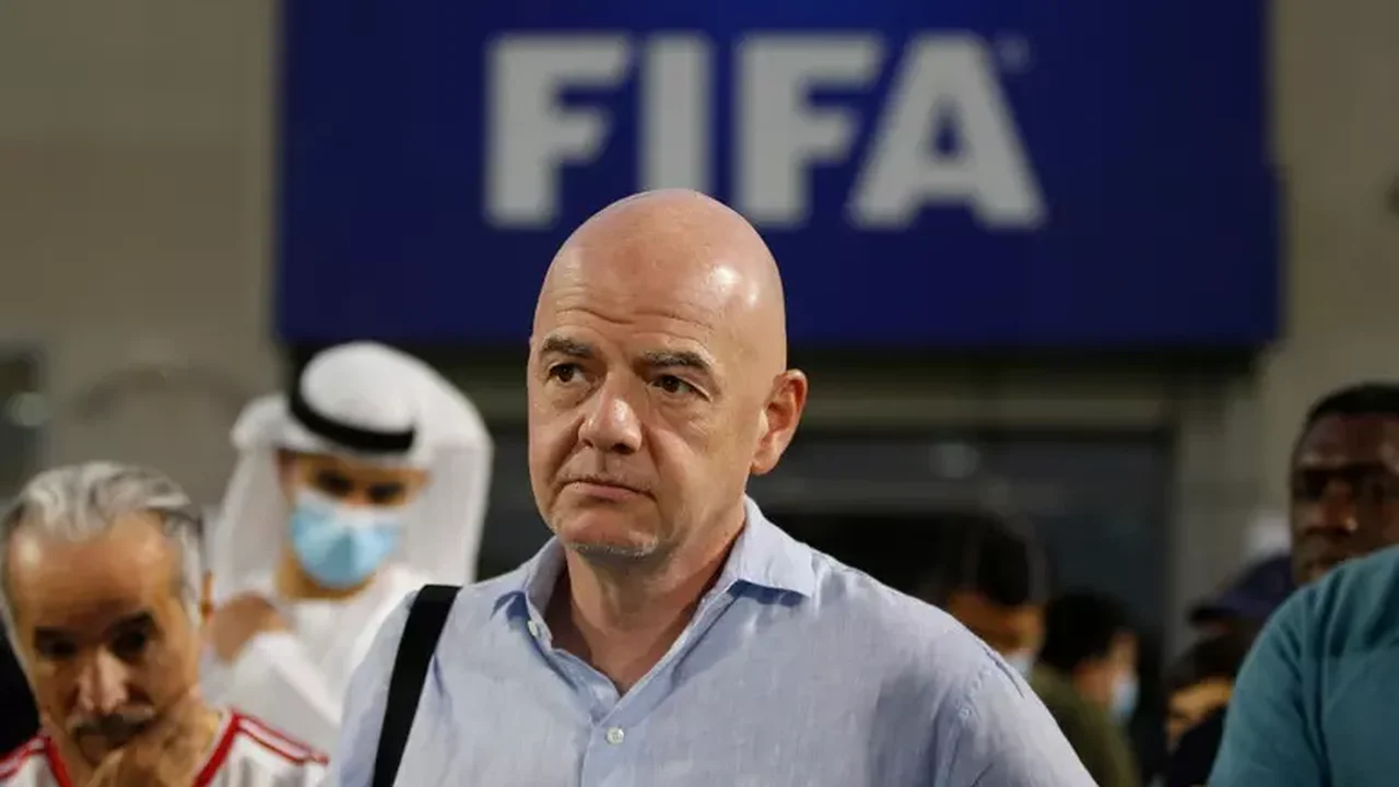 Ex-jogador do Cagliari formaliza intenção de concorrer à presidência da Fifa