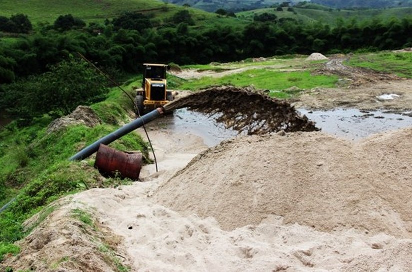 Fiscais interditam extração irregular de areia no rio Mundaú
