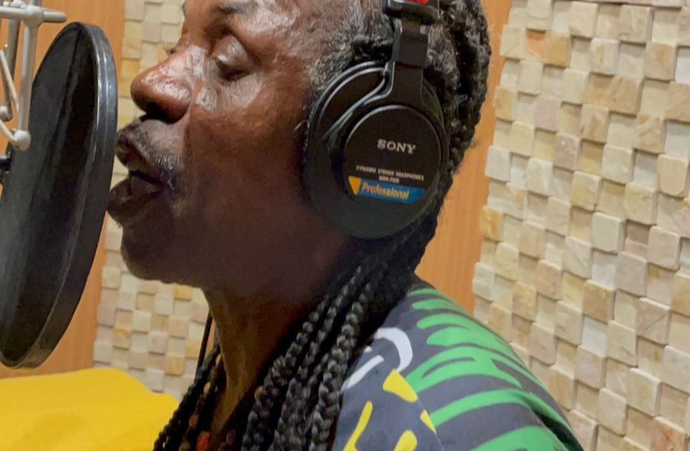 O artista Mestre Saci no estúdio / Foto: Foto: Reprodução