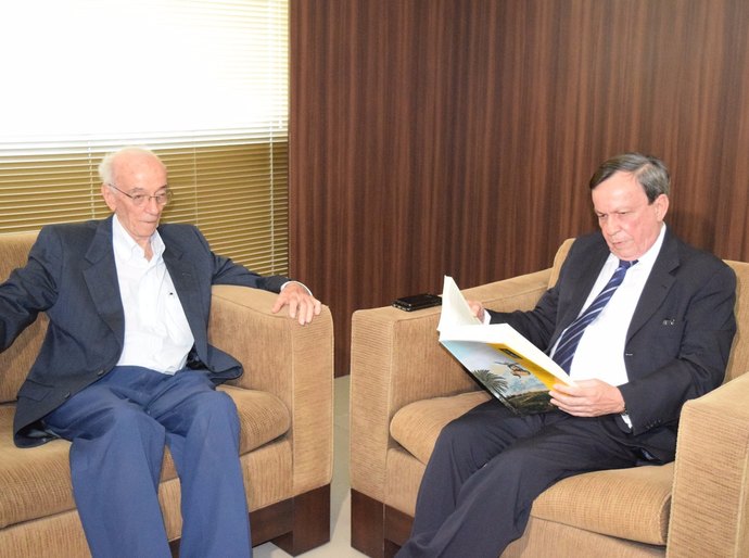 Presidente da ALE recebe a visita do escritor Francisco Reynaldo