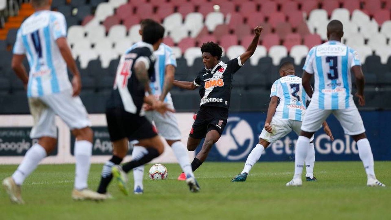 Com três gols de Cano, Vasco vence o Macaé por 3 a 1 e segue vivo na Taça Rio