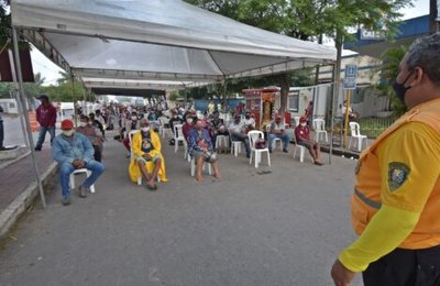Prefeitura de Santana ajuda disciplinamento de filas e aumenta higienização em ruas