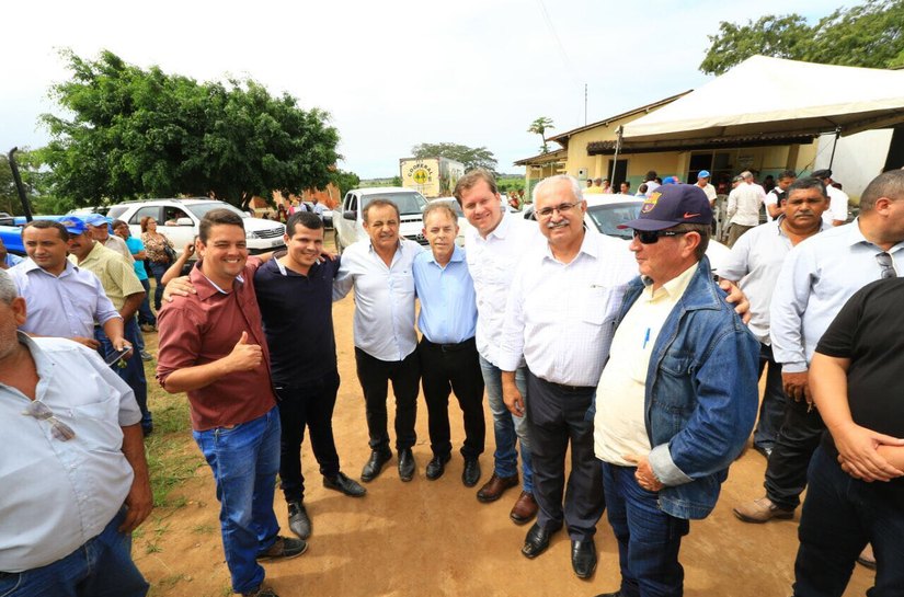 Ministro Marx Beltrão entrega tratores em Arapiraca e São Sebastião