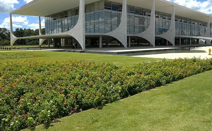 Galeria de ex-presidentes vandalizada no 8 de janeiro é reinaugurada no Planalto