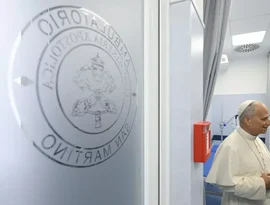 Papa inaugura clínica para atendimento gratuito a pobres