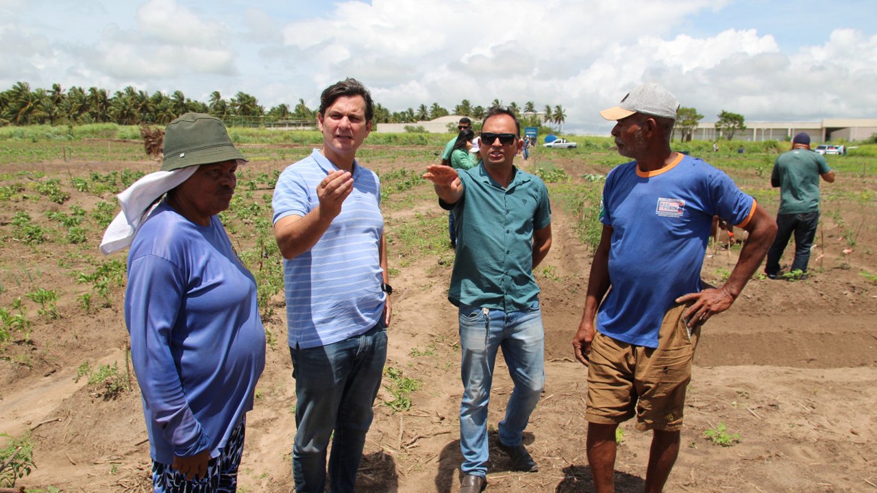 Prefeito de Coruripe Marcelo Beltrão visita projeto Horta-Escola