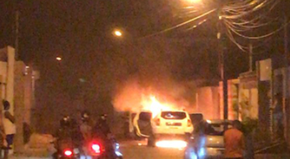 Carro pega fogo em Nossa Senhora do Socorro / Foto: Foto: Reprodução/Portal A8SE