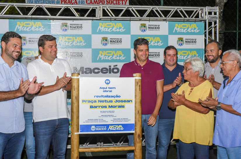 Rui Palmeira entrega quadra e praça revitalizadas no conjunto Inocoop