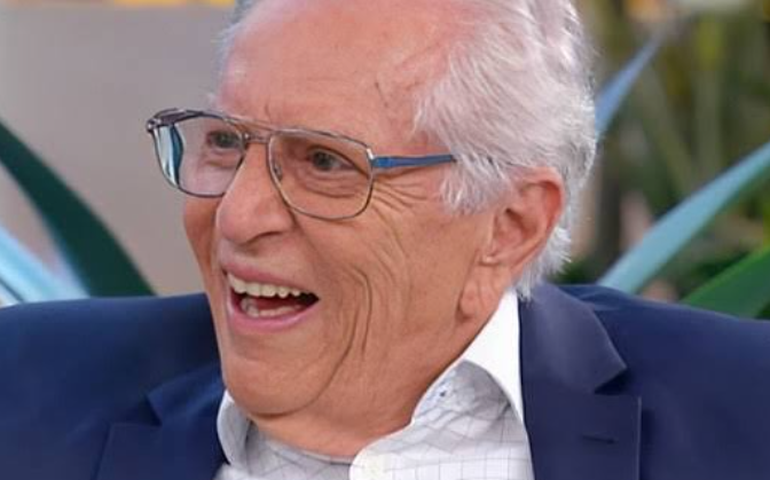 Carlos Alberto de Nóbrega mostra cicatriz na cabeça e comenta acidente