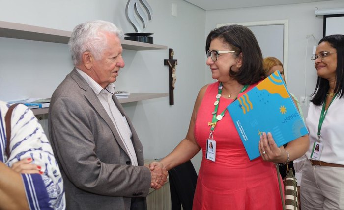 O vice-reitor do Cesmac, professor Douglas Apratto Tenório, e a responsável médica  do Hospital Unimed Farol, Dra Sandra Azevedo