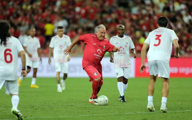 Com mais de 50 mil presentes no Maracanã, Zico e craques do passado fazem a festa da torcida em Jogo das Estrelas