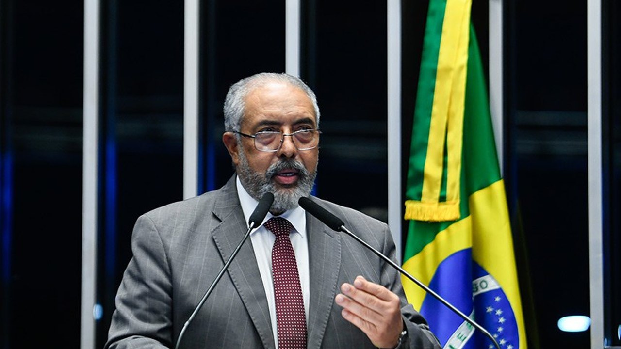 Paim defende redução da jornada e anuncia debate sobre fim da escala 6x1