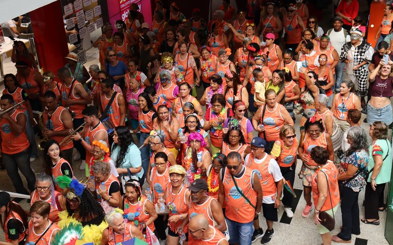 Bloco do Sesc Alagoas formado por pessoas idosas realiza desfile em shopping de Maceió