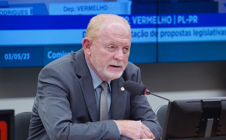 Comissão aprova projeto que prevê legendas em três idiomas em placas de trânsito das regiões turísticas