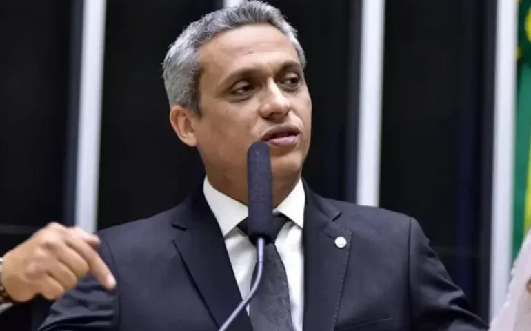 CCJ da Câmara aprova barrar processo contra Gustavo Gayer no STF por crimes contra a honra