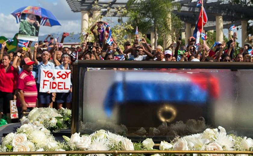 Povo nas ruas e simbolismo marcam fim do cortejo com cinzas de Fidel