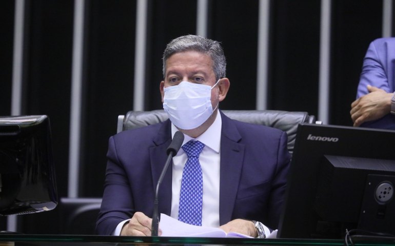 Lira admite risco de aumento no valor do Auxílio Brasil em votação de MP na Câmara