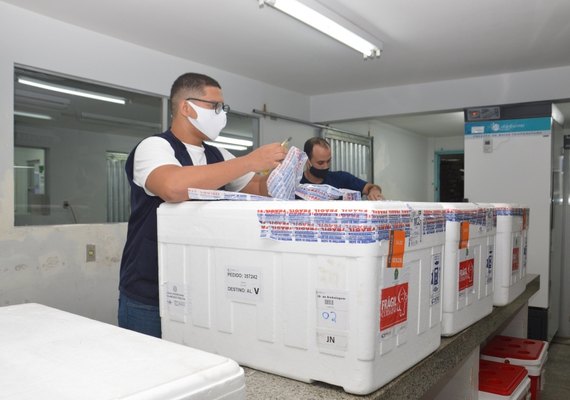 Covid-19: Alagoas recebe 104.490 doses de vacinas e distribuição começa nesta sexta (25)