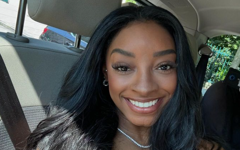 De volta aos EUA após Olimpíada, Simone Biles assiste a jogo do marido na NFL com roupa de rival