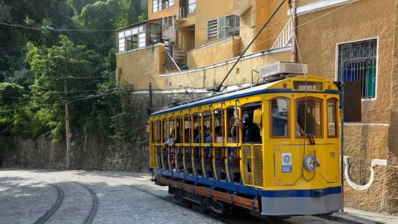 Bondinho de Santa Teresa: aos 130 anos, modal vive conflito entre passeio turístico e transporte de bairro