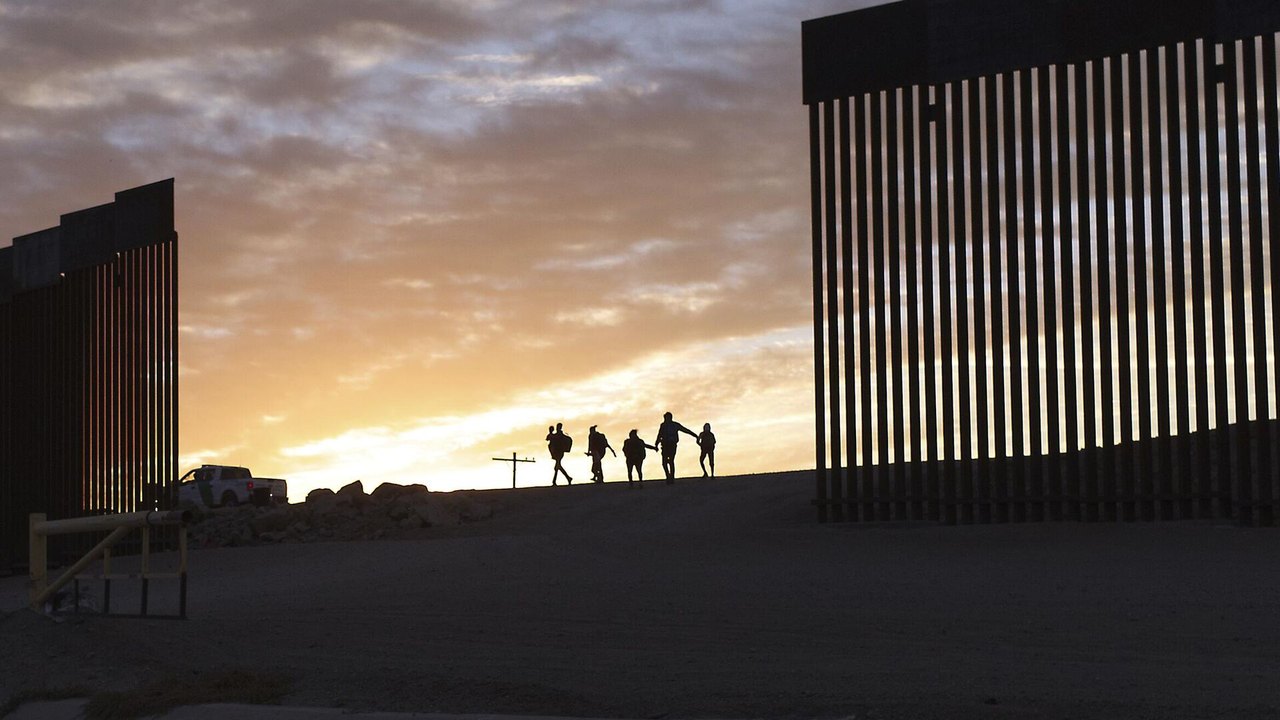 EUA suspendem pedidos de imigração para migrantes latino-americanos admitidos sob Biden, diz mídia