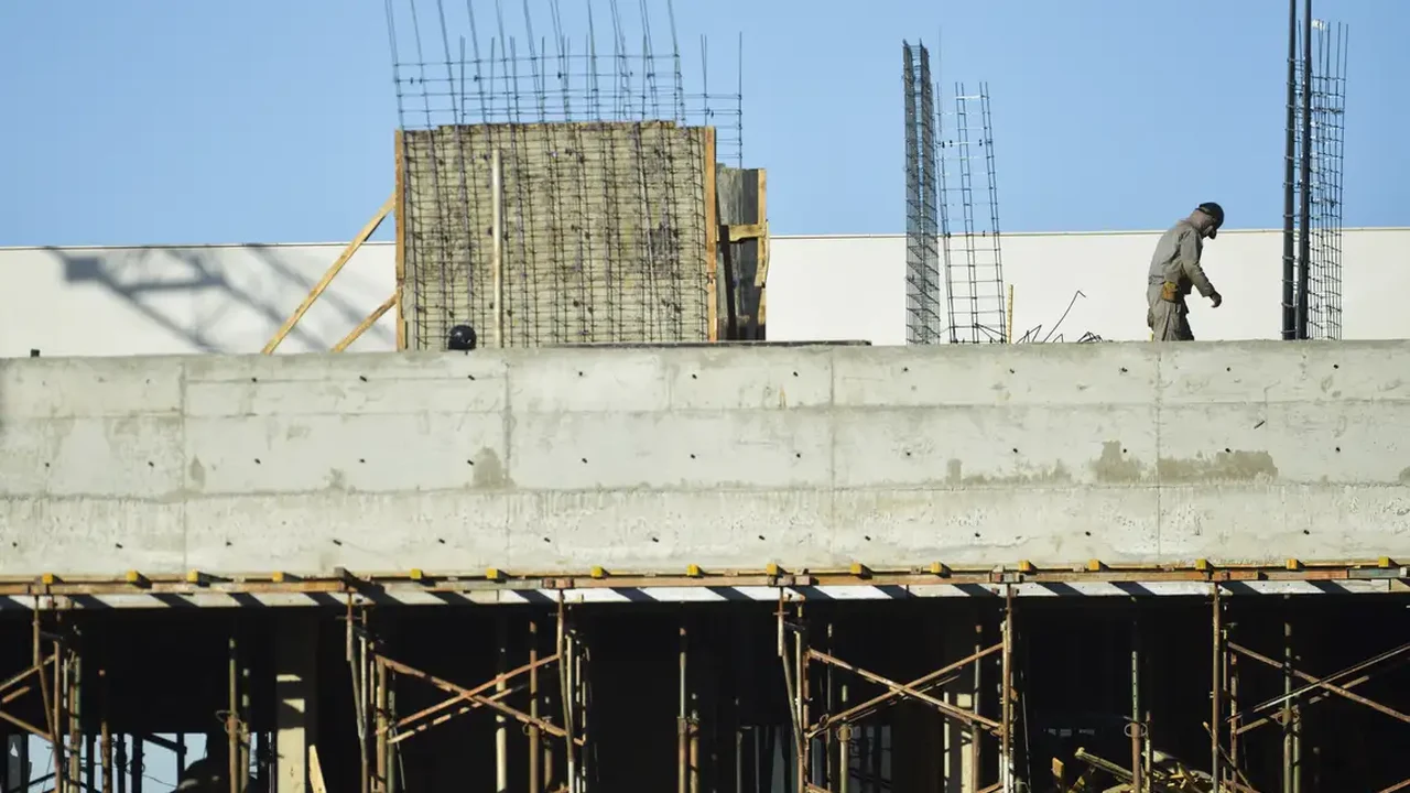 Intenção de investimento da indústria da construção cai ao menor nível em 28 meses, diz CNI