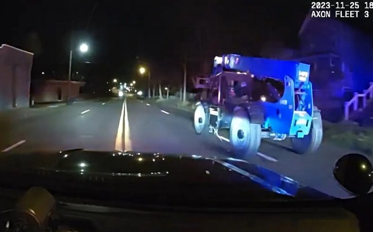 Menino de 12 anos rouba empilhadeira e atinge dez carros nos EUA