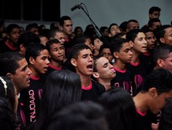 Juventude louva a Deus