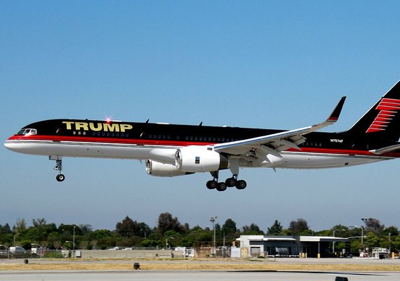 Avião que pertence a Donald Trump colide com jato corporativo após pouso na Flórida; não há feridos