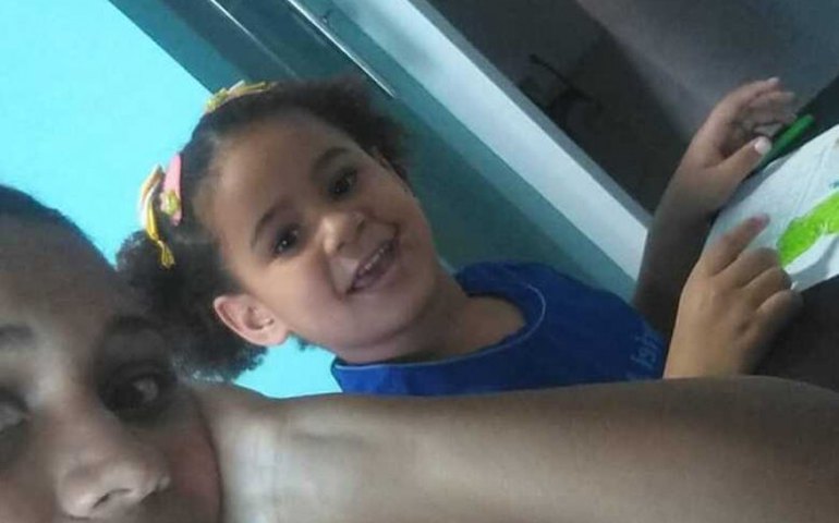 Auxiliando na alfabetização de filha pequena, fisioterapeuta descobre talento na educação