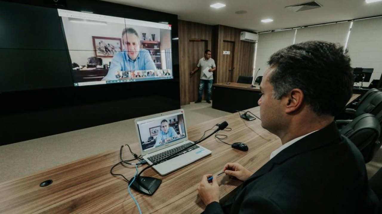 Renan Filho participa de videoconferência com governadores do Nordeste