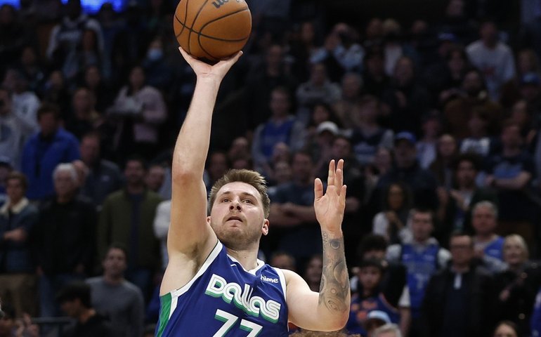 Doncic anota ‘triple-double’ histórico em vitória dos Mavericks sobre os Knicks
