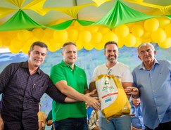 Em Poço das Trincheiras, Governo entrega casas a quilombolas e sementes a agricultores