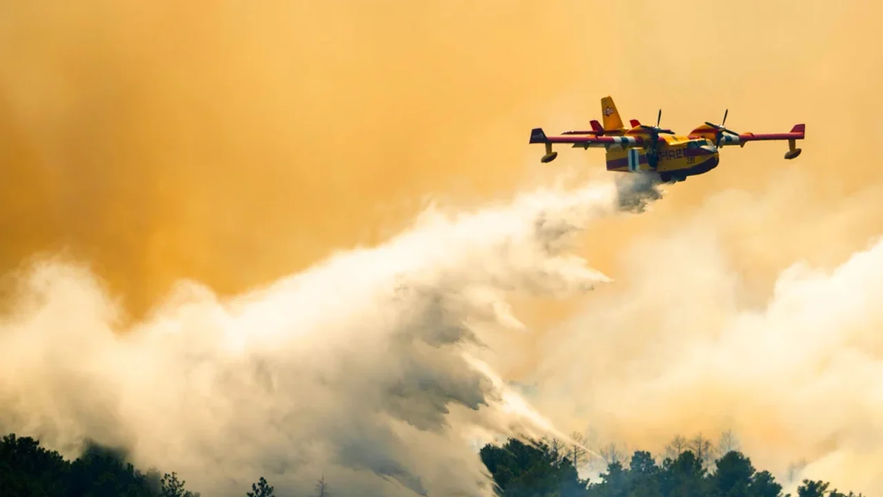 Incêndio florestal a sudoeste de Denver forçou milhares de pessoas a evacuarem e destruiu mais de 160 estruturas.